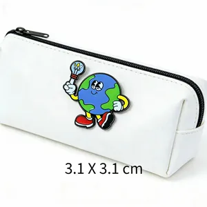 Vista detallada del pin de esmalte de la tierra en una bolsa blanca, 3,1 x 3,1 cm