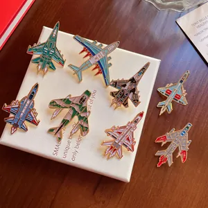 Detailansicht verschiedener Kampfflugzeug-Emaille-Pins mit unterschiedlichen Tarnmustern