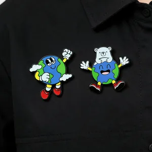 Lindo juego de pines de esmalte con diseños de la Tierra y un oso polar en camisa