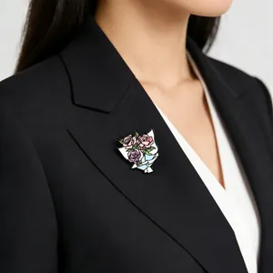 Elegante broche de esmalte con ramo de rosas en la solapa de un blazer negro formal.