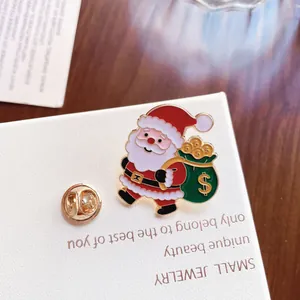 Λεπτομερής προβολή καρφίτσας σμάλτου Άγιος Βασίλης με σάκο χρυσών νομισμάτων πλάνο
