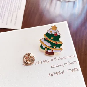 Κοντινό πλάνο χαριτωμένης καρφίτσας σμάλτου χριστουγεννιάτικο δέντρο σε κάρτα