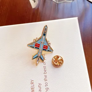 Detailansicht der J-11 Yinglong Kampfjet Metall Emaille Anstecknadel Geschenkidee