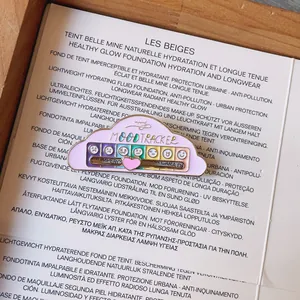 Detalle del pin esmaltado Mood Tracker deslizable con indicador de corazón y emojis