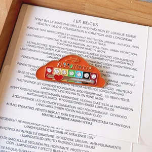Primer plano de un pin de esmalte naranja con forma de nube y rastreador de ánimo