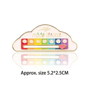 Detalle del pin esmaltado mood tracker con corazón deslizante y barra de arcoíris