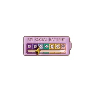 Primer plano de un pin de esmalte de batería social deslizante con emojis de ánimo