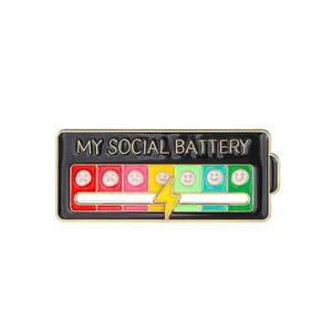 Vista detallada de un pin esmaltado interactivo con deslizador de batería social