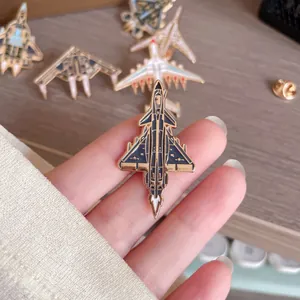 Nahaufnahme einer J-20 Kampfflugzeug Emaille-Anstecknadel, zur Skalierung in der Hand gehalten