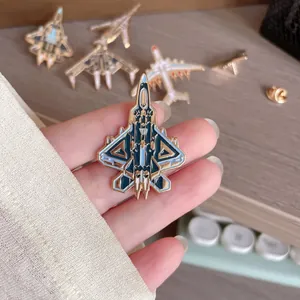 Nahaufnahme einer J-20 Kampfflugzeug Emaille-Anstecknadel für Kleidung und Taschen