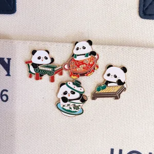 Dettaglio di spille in smalto panda con temi mahjong, hot pot, tè e scacchi.