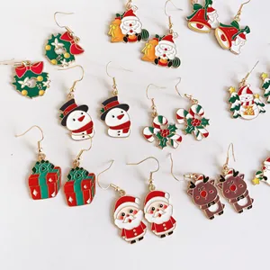 Una colección festiva de pendientes navideños de esmalte con Papá Noel, renos y muñecos de nieve.