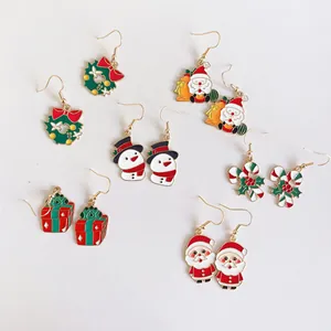 Juego de pendientes navideños de esmalte con diseños de Papá Noel, muñeco y corona