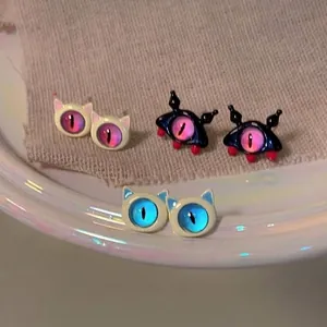 Collezione di orecchini a lobo mostriciattolo con pietre occhio di gatto in vari colori