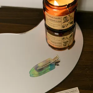 Μακροσκοπική όψη κλιπ μαλλιών από οξική κυτταρίνη με μωβ-πράσινο ντεγκραντέ χρώμα.