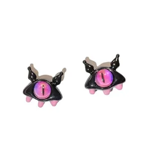 Orecchini a lobo mostro scuro con pietra occhio di gatto rosa e dettagli con corna