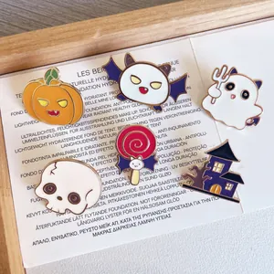 Dettaglio completo del set di spille in smalto Halloween con zucca e fantasma