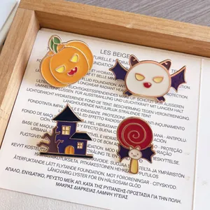 Primo piano dei pin smaltati di Halloween con design a zucca e pipistrello
