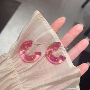 Orecchini a cerchio a C in acrilico rosa cangiante con effetto sirena moderno.