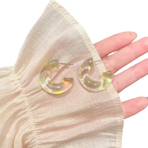 Eleganti orecchini a cerchio in acrilico a forma di C con design geometrico iridescente