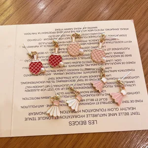 Detalle de pendientes de raqueta de tenis de mesa y bádminton en plata 925.