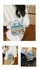 Detaillierte Ansichten einer bunt gestreiften, handgewebten Strohtasche für den Sommerurlaub