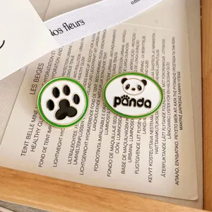 Gros plan détaillé d'un lot de pin's panda avec des motifs mignons de pattes et de visages.