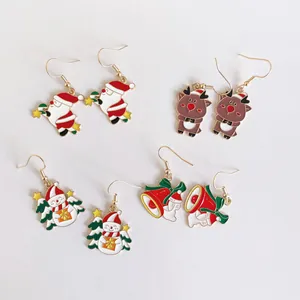 Selección de pendientes de esmalte navideños con Papá Noel, renos y muñecos de nieve.