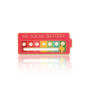 Vista de cerca del pin My Social Battery con rayo móvil y escala de emoticonos.