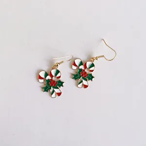 Vista detallada de pendientes navideños de bastón de caramelo con esmalte rojo y blanco