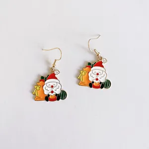 Detalle de pendientes de Navidad de esmalte con diseño de Papá Noel lindo.