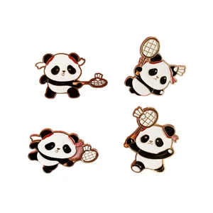 Σετ τεσσάρων χαριτωμένων καρφιτσών panda που παίζουν μπάντμιντον σε λευκό φόντο