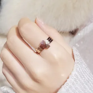 Vue détaillée d'une bague trèfle à quatre feuilles en or rose avec design divisible 3 en 1