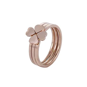 Détail d'une bague trois-en-un en or rose avec motif trèfle à quatre feuilles chic