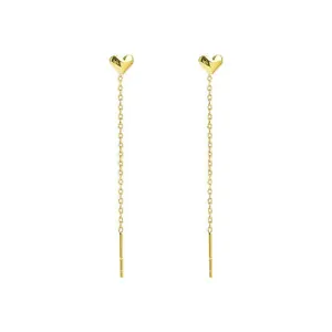 Détail macro de boucles d'oreilles pendantes élégantes en forme de cœur plaqué or 18 carats.