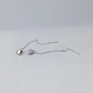 Vue détaillée de fils d'oreilles en acier titane en forme de cœur argenté très fin