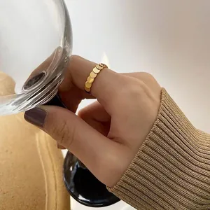 Elegante anillo de discos dorados para mujer en un entorno de estilo minimalista