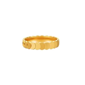 Elegante anillo dorado con diseño minimalista de círculos superpuestos para mujer
