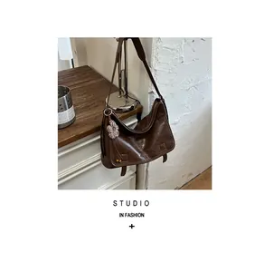 Grande borsa tote marrone vintage con ciondolo a fiore per il pendolarismo quotidiano donna.