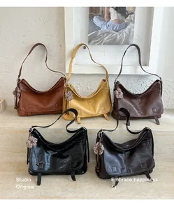 Selezione di eleganti borse a tracolla hobo retrò in cinque tonalità classiche della terra