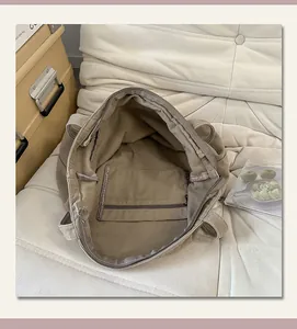 Vista dell'interno della capiente borsa tote in tela con pratica tasca interna con zip.