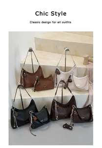 Elegante set di borse hobo intrecciate in vari colori su gradini minimalisti