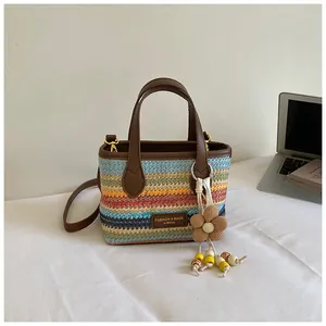 Handgewebte bunte Strohtasche mit Blumenanhänger für den sommerlichen Strandurlaub