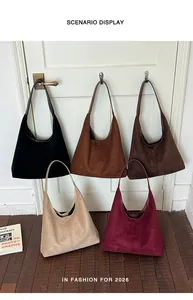 Vielfalt an Wildleder-Tragetaschen in Herbstfarben für einen modischen Retro-Stil
