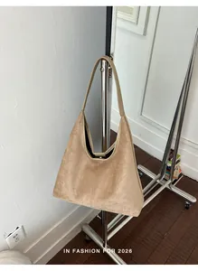 Elegante große Wildleder Hobo-Tasche in Vintage-Braun auf einem eleganten Kleiderständer