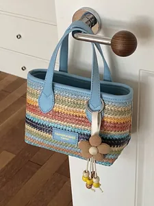 Handgefertigte bunte gestreifte Strohhandtasche mit hellblauen Lederriemen für Strand