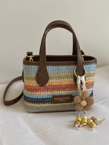 Bunte handgewebte Stroh-Beuteltasche mit Blumenanhänger für den Sommerstrandurlaub