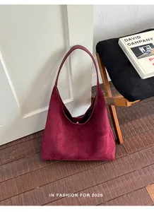 Große burgunderrote Wildleder-Hobo-Tragetasche für Damen in minimalistischem Interieur