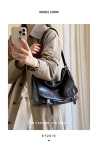 Modella con una borsa tote vintage in pelle marrone scuro di grande capacità spaziosa