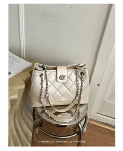 Elegante Retro-Umhängetasche mit Steppmuster in Cremeweiß in minimalistischem Ambiente